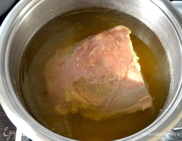 Мясо отварить до готовности, добавив только душистый перец горошком. Не солить! Варить приблизительно 1,5 часа... Говядину лучше положить в уже закипевшую воду, т.к. в данном блюде нас интересует именно вкус мяса, а не бульона! 