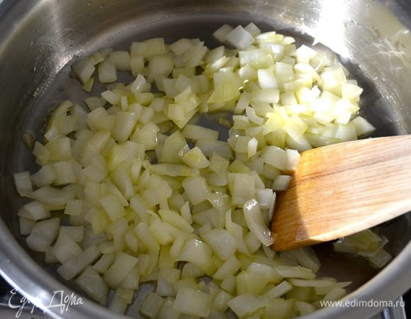 Когда мясо будет готово, займемся приготовлением соуса. Для этого лук нарезать небольшими кубиками. В сковороде разогреть масло и обжарить лук до прозрачности. 