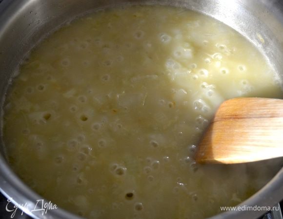 Следом влить 200 мл бульона, в котором варилось мясо, и протушить соус около 10 минут на слабом огне.