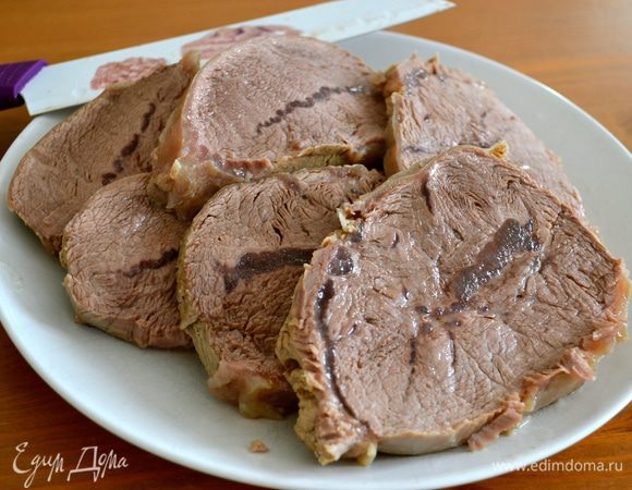 За это время мясо нарезать ломтиками в 1-1,5 см...