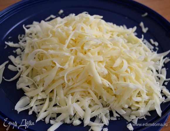Сыр натереть на крупной терке.