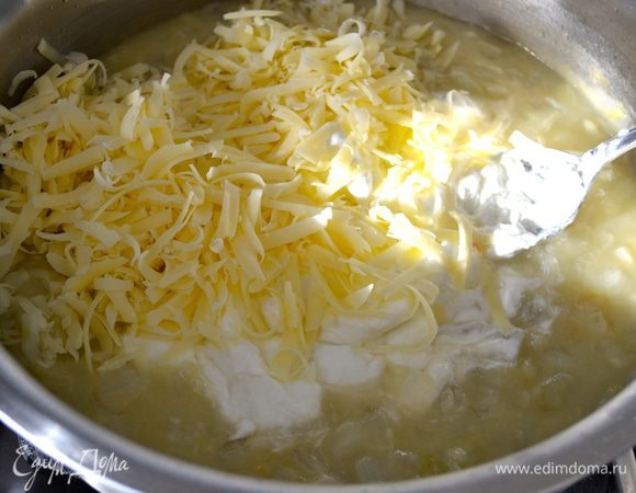 Добавить сметану и тертый сыр в соус. Дать сметане с сыром разойтись в соусе, постоянно помешивая в течение 5 минут. 
