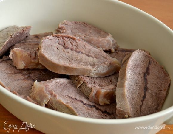 Ломтики мяса выложить в огнеупорную форму и немного посолить.