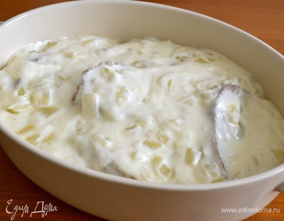 Залить соусом. И поставить запекаться в разогретую заранее до 180°C духовку на 30 минут.