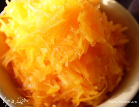 Поставить воду для макарон. 
700 грамм уже очищенной тыквы натереть на крупной терке, отжать от лишней жидкости.