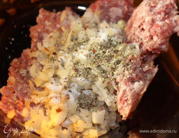 Лук измельчить и обжарить на растительном масле. 
Смешать с фаршем, солью, перцем и орегано.