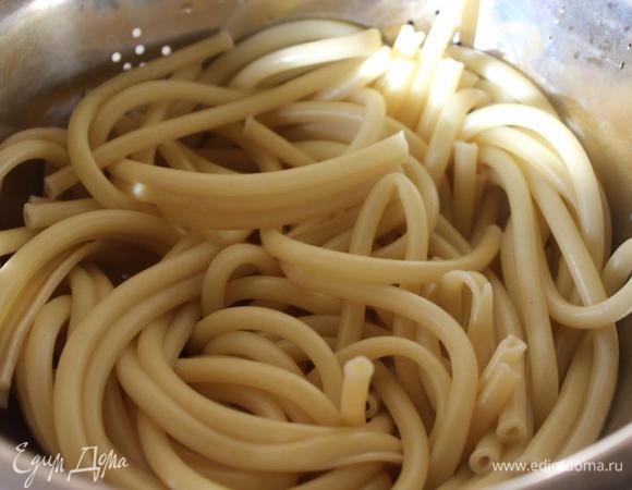 Макароны (любые) отварить. Сыр натереть.