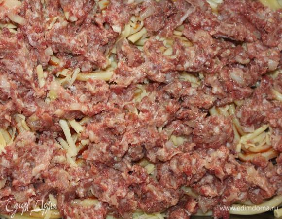 Следующим слоем выложить фарш.