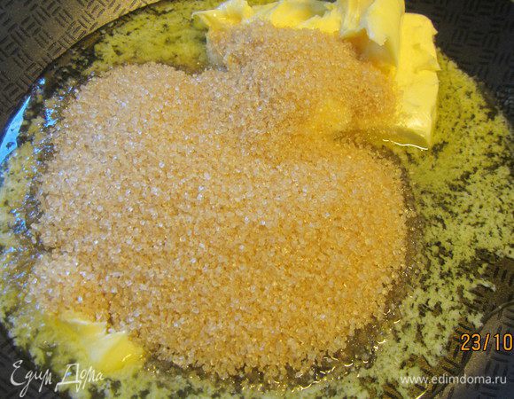 Сливочное масло растапливаем. Добавляем к нему коричневый сахар и даем ему раствориться. Полностью он вряд ли растворится - получится такая гранулированная смесь. Перекладываем ее в форму для выпечки (22, 24 или 26 см - главное, чтобы у нее были достаточно высокие стенки, так как пирог при выпекании поднимается).