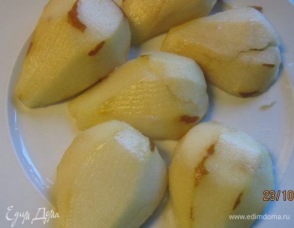 Груши чистим, удаляем семена и разрезаем напополам.