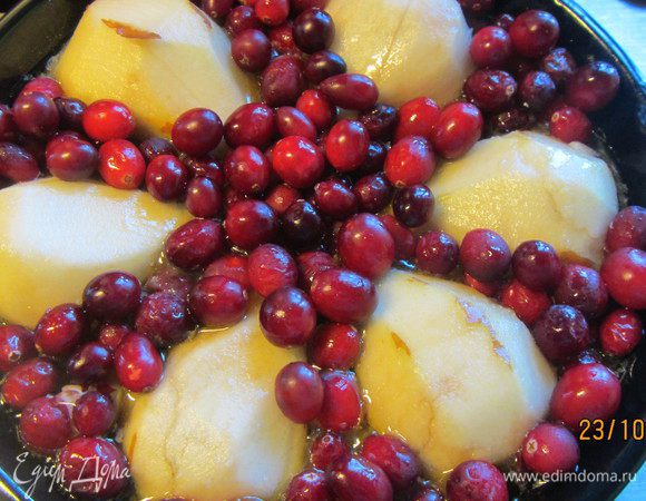 Выкладываем их в форму для выпечки круглой стороной вниз (у меня получилось наоборот), концами к центру. Такие лучи получаются. В центре из маленьких кусочков груш можно сделать небольшой элемент. Вокруг груш выкладываем клюкву.