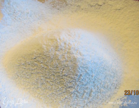 Займемся тестом. Для него нам потребуется кексовая мука (cake flour, как ее называют в Америке). Чтобы ее приготовить, отмеряем 1 стакан муки, убираем 2 ст.л. назад и добавляем вместо них 2 ст.л. крахмала. В нашем случае получается: 1.5 стакана муки, - 3 ст.л. муки, + 3 ст.л. крахмала. Перемешиваем и просеиваем смесь 5 раз, чтобы обогатить ее воздухом.