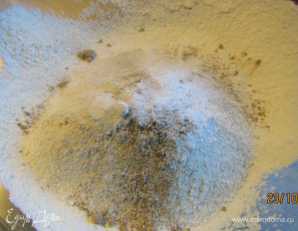 Добавляем к муке соль, кардамон, разрыхлитель и соду. Перемешиваем.