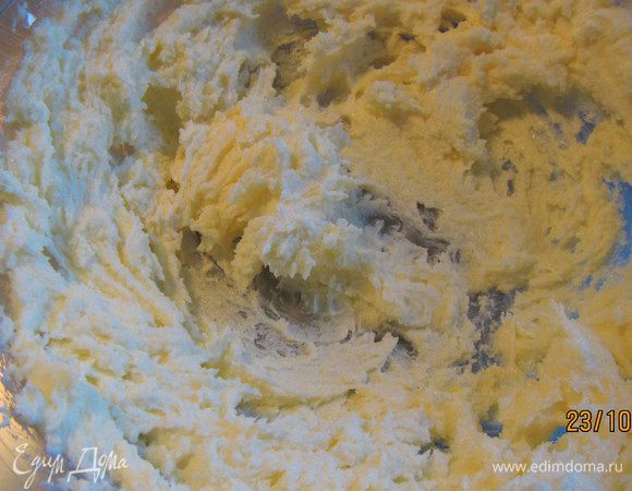 Размягченное сливочное масло взбиваем с сахаром до кремообразного состояния.