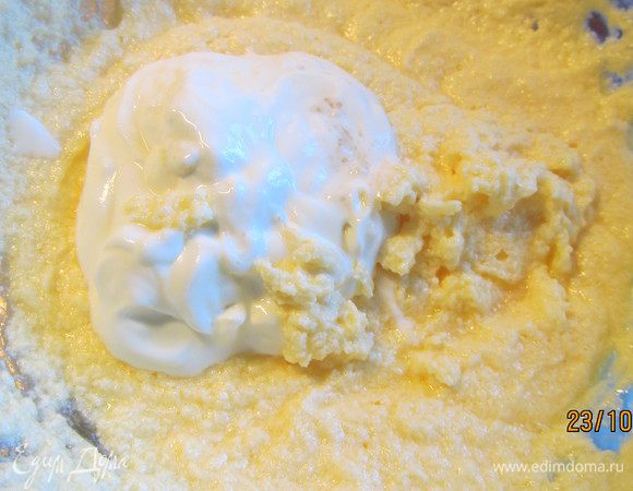 По одному добавляем яйца, продолжая взбивать. А затем сметану.