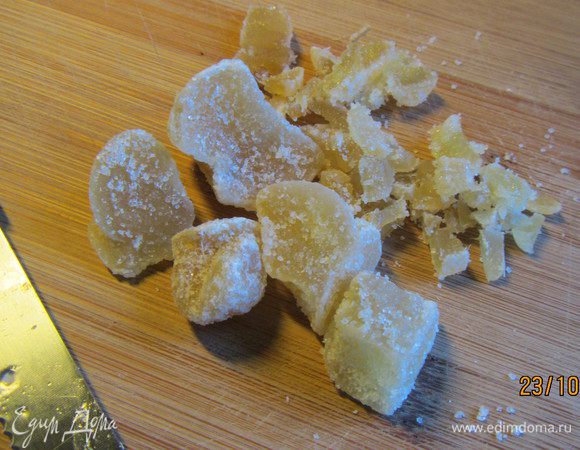 Цукаты мелко рубим и добавляем в тесто.