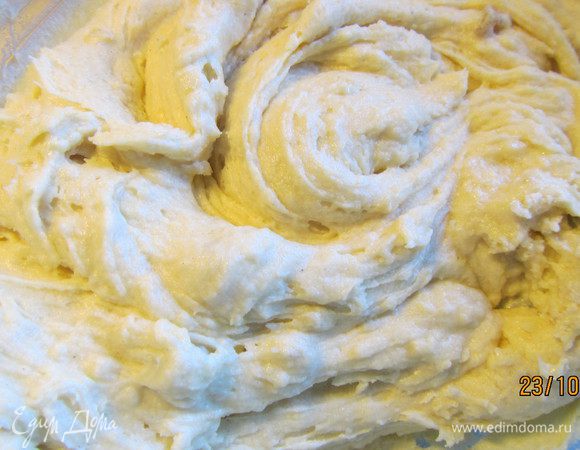 Смешиваем сухие и жидкие ингредиенты. Получаем тесто средней густоты.