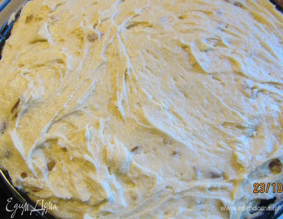 Аккуратно распределяем тесто по фруктовой смеси, разравнивая поверхность. Автор еще рекомендует немного постучать формой об стол, чтобы тесто лучше улеглось. Ставим в духовку 180 минут на 45, до чистой лучинки. Если пирог начинает сильно подрумяниваться, то накрываем его фольгой. Достаем пирог из духовки, оставляем минут на 10, а затем переворачиваем на блюдо.