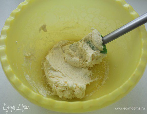 Масло растереть с сахаром и солью.