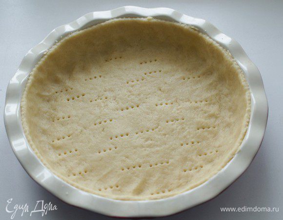 Распределить тесто по форме (24 см.), дно  наколоть вилкой и убрать в холодильник минимум на полчаса.