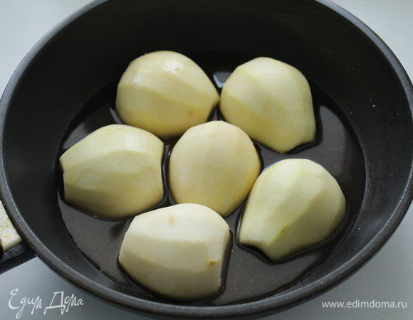 Груши очистить от кожицы, разрезать вдоль пополам, вынуть косточки и жилки. В сковородке нагреть сахар с водой, когда сахар растворится добавить ром. В полученной карамели обжарить груши по 2-3 минуты с двух сторон. Остудить.