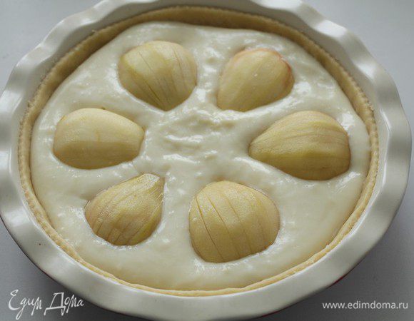 На тесто выложить крем, на крем выложить груши и слегка утопить их. Выпекать при 180º-200С около 40 минут. 