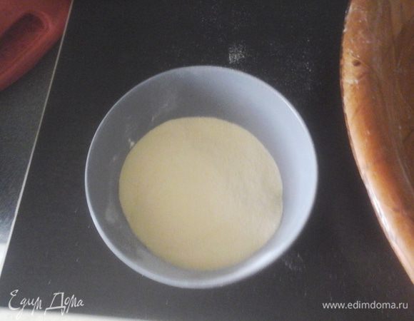 Смешать все сухие ингредиенты в большой миске.
Добавить 300 мл ( +/-) тёплой воды и месить тесто около 10 минут пока тесто не станет эластичным.