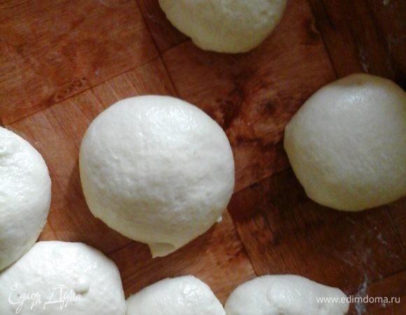Разделить тесто на штук 15-20 шариков.