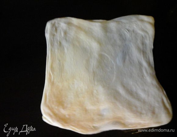 Сложить "конвертиком". 
Конвертики немного растянуть.