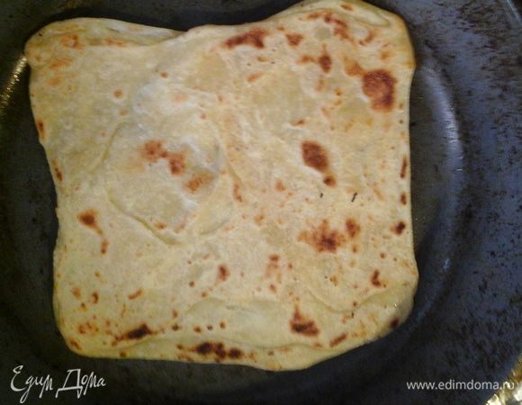 Жарить растянутые конвертики без масла на сковородке на обеих сторонах до румяности.