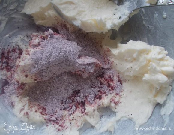 Чай смолоть в кофемолке,я добавила немного пудры. Добавить в одну часть масла.