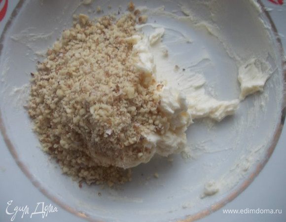 Орехи измельчить в блендере,в крошку и добавить ко второму маслу.