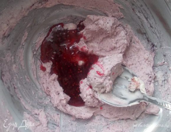 В малиновую часть добавить сироп.