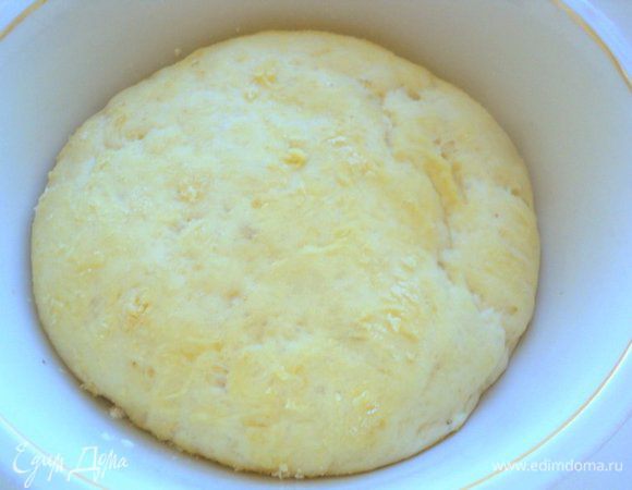 Муку просеять и смешать с дрожжами. В теплой воде растворить мед, соль и добавить  к мучной смеси. Постепенно добавляя растительное масло, замесить тесто. Поставить тесто в теплое место на 1 час для подъема.