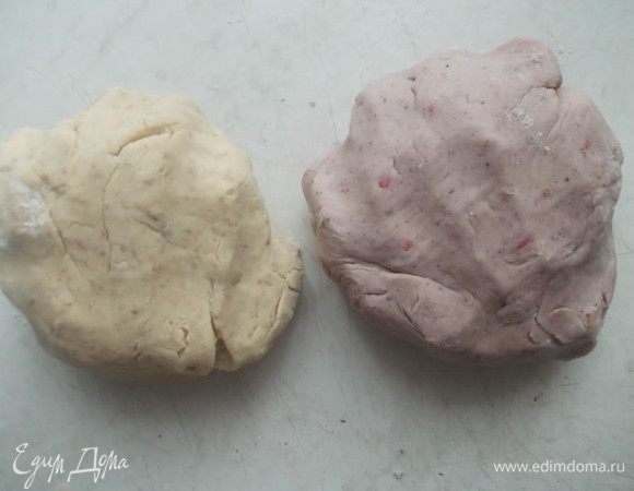 Постепенно добавляя муку,замесить крутое тесто. Муки с малиновое пойдет больше чем в ореховое,там больше жидкости и соответственно,малинового теста будет больше.