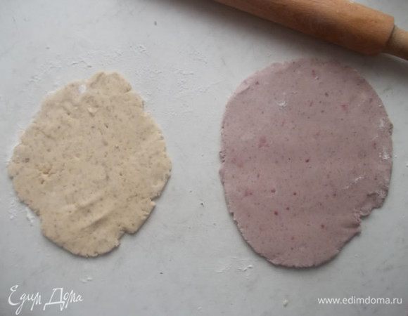 Поделить каждую часть напополам,одну часть орехового и одну часть малинового теста раскатать,не сильно тонко.