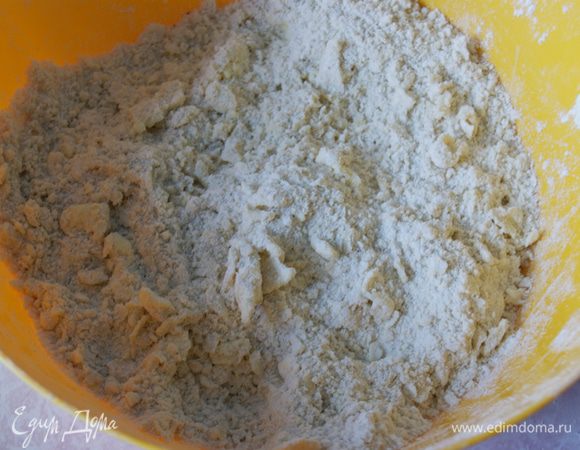 Специи. Корицу (0,5 ч. л.) добавляем в тесто и столько же в глазурь, мускатный орех (0,5 ч. л.) — в тесто и столько же в глазурь, гвоздика (0,3 ч. л.) — в тесто, имбирь (0,3 ч. л.) — в тесто и столько же в глазурь. Тыкву минут 20 запекаем при 180°C. Причем лучше нарезать на крупные куски, чтобы пропеклась. Смешиваем все сухое: разрыхлитель, муку, соль, сахар, специи (не забудьте, что часть пойдет в глазурь). Затем туда добавляем масло и перетираем в крошку.