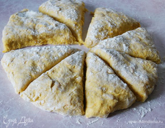 Тыкву пюрируем, добавляем к ней яйцо и 3 ст. л. молока. Смешиваем тыкву и мучную смесь, замешиваем тесто. Оно получается не слишком тугое, поэтому ставим охладится минут на 20–30. Формируем шар, раскатываем круг, присыпая обильно мукой. Разрезаем на 8 частей. Может быть немного мягковатое, но это не страшно. Сильно тугое тесто быть и не должно. Запекаем при 200°C минут 20 до золотистой корочки.