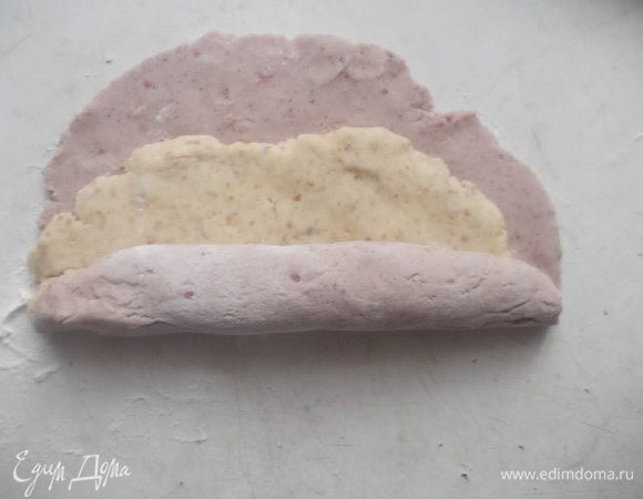 Положить ореховый пласт поверх малинового и плотно скрутить.Так поступить и с другой порцией теста. 