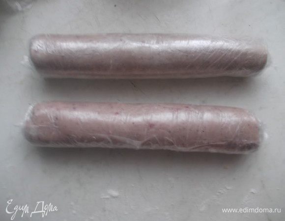 Скрученные колбаски завернуть в пленку и отправить в холодильник на пару часов,пока полностью не застынет тесто.
