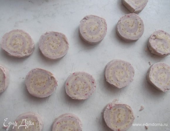 Порезать колечками ,если немного по краю будет крошится,то ничего страшного,пальчиком  прижать и все,тесто очень послушное.