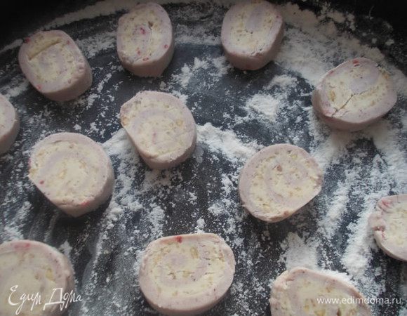 Выкладываем на противень посыпанный мукой или на пергамент. Выпекаем в разогретой духовке,при температуре 160-170С. 15-20 минут. Как только оно станет немного тверденьким,но не в коем случае не зажаристым и золотистым,вынуть из духовки,нужно сохранить цвет.Остудить на решетке.