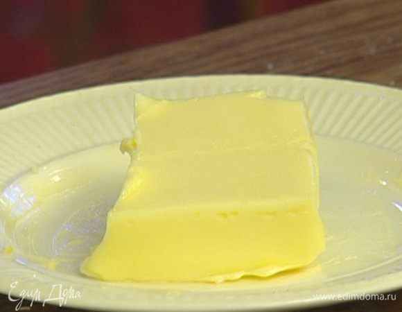 Сливочное масло растопить в небольшой кастрюле.