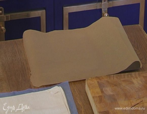 Противень выстелить бумагой для выпечки.