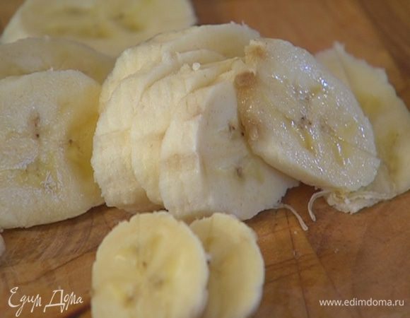 Бананы почистить и нарезать кружками.