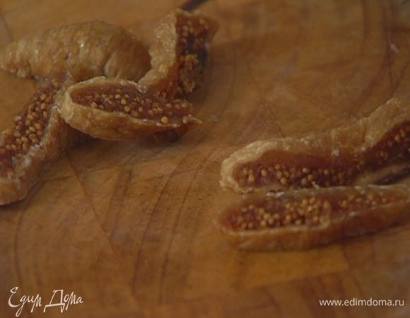 Инжир нарезать полосками.