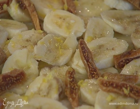 Бананы и инжир выложить на тесто, сбрызнуть лимонным соком, посыпать цедрой лимона и сахаром.