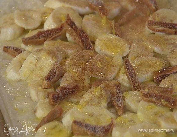 Полить пирог оставшимся растопленным маслом и посыпать корицей.