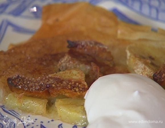 Сливки взбить в воздушную массу и подавать с пирогом.