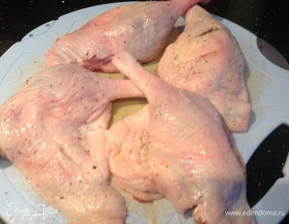 Духовку разогрейте до 200 градусов. Вымойте ножки, промокните, сделайте несколько продольных неглубоких надрезов на коже, а затем натрите солью и перцем.